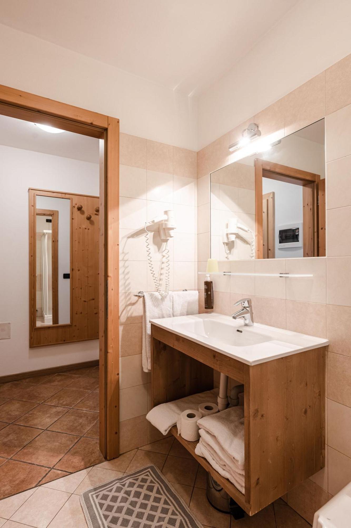 Gaia Residence Hotel Mezzana  Dış mekan fotoğraf